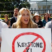 ダリル・ハンナ、ホワイトハウス前で環境デモに参加して逮捕