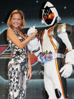 土屋アンナ 仮面ライダーフォーゼ 主題歌決定 でも枯れ声が心配 シネマトゥデイ