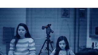 『パラノーマル・アクティビティ』第3弾、恐怖の日本版予告編が解禁!幼い姉妹を狙う恐怖がホームビデオに!