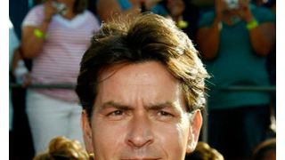 チャーリー・シーン、元妻たちと一緒に46歳のバースデー