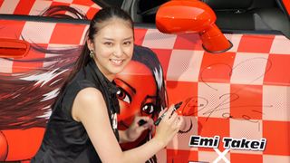 武井咲、芸能界を目指した意外な理由を告白!自身がペイントされた外車にご満悦!