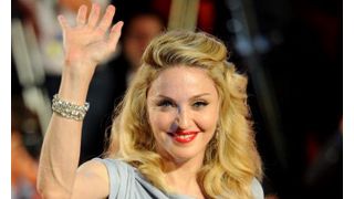 マドンナ、ベネチア映画祭で大失敗!花束を受け取りマイクがオンになっていると気付かず「アジサイって死ぬほど嫌い」