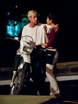 セクシー女優エヴァ メンデスとライアン ゴズリング ディズニーランドで手をつないでデート シネマトゥデイ