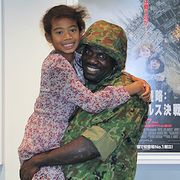 ボビー・オロゴン、思わぬ恐妻家ぶりが明らかに!戦闘服で勇ましく映画をアピールも家庭内ではタジタジ!?