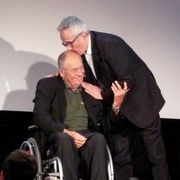 名誉金獅子賞を受賞のマルコ・ベロッキオ監督がプレゼンターのベルナルド・ベルトルッチ監督にキス!
