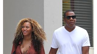 妊婦姿のビヨンセ、ホットパンツに身を包み、夫JAY-Zと手つなぎデート!