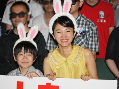 満島ひかり ウサギ耳を付けてキュートに主演作の初日お祝い 弟役の澁谷武尊を 人間的にステキ とメロメロ シネマトゥデイ