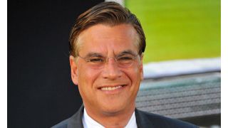 オスカー受賞の脚本家アーロン・ソーキン、鏡でセリフをチェック中に頭突きして鼻を骨折