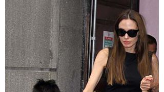 アンジェリーナ・ジョリー、飛行機を操縦！息子マドックス、ママが操縦する飛行機に同乗