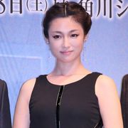 深田恭子、不倫相手を演じた岸谷に木村多江と2人でバースデーケーキをプレゼント!「人間味あふれるところが魅力的」