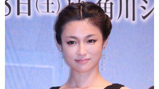 深田恭子、不倫相手を演じた岸谷に木村多江と2人でバースデーケーキをプレゼント!「人間味あふれるところが魅力的」