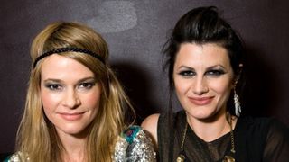 同性の恋人とキスをして飛行機を降ろされたと激怒したレイシャ・ヘイリー、実際の理由は客室乗務員をののしった暴言