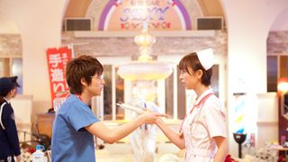 ナース姿のAKB篠田麻里子、注射器を手に…!? 小池徹平とタイマン?