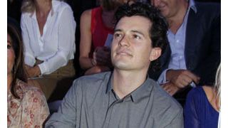 オーランド・ブルーム、妻ミランダ・カーのショーを最前列で鑑賞