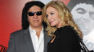 KISSのジーン・シモンズ、28年来の恋人と挙式!「一生結婚しない」は返上