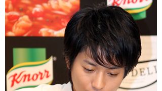 向井理、エプロン姿で恋愛相談!!恋に悩む女性にはオニオングラタンスープ?