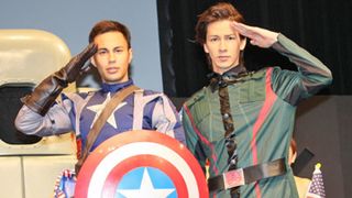 キャプテン・アメリカにふんしたユージ、司会者からJOYと間違われズッコケ!本当は仲良しの戦友と宿命のライバル対決!?