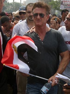 ショーン・ペン、エジプトで早期選挙と民主化への移行を求めるデモ行進に参加