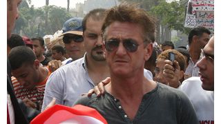 ショーン・ペン、エジプトで早期選挙と民主化への移行を求めるデモ行進に参加