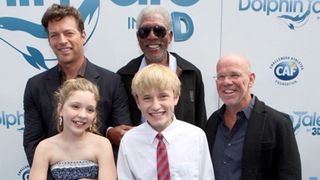 ブラピもライオン・キングもごぼう抜き!イルカの大ジャンプ映画『ドルフィン・テール』トップへ! -10月3日版