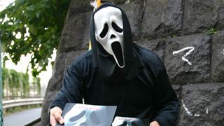 『スクリーム』の殺人鬼が緊急来日!? 11年ぶりの新作のため、体を張ったPR活動を展開中!