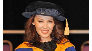 カイリー・ミノーグ、乳がん啓もう活動を評価され名誉博士号を贈られる
