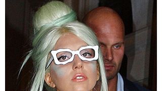 レディー・ガガ、ノーブラ＆下着が透けて見えるスカートの純白シースルードレス姿で普通にロンドンの街に登場！