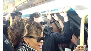 ラッシュアワーの乗客もびっくり リアーナがロンドンで地下鉄に乗ってコンサート会場へ