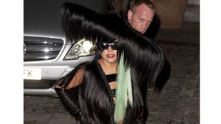 レディー・ガガ、衝撃の全身カツラドレス!大事なところだけ隠して毛むくじゃら!