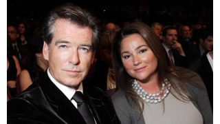 ピアース・ブロスナンの妻、ケーキにまぎれていたクルミの殻で歯が欠けたとレストランを訴える
