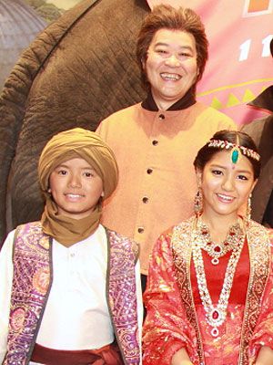 怪物くん 嵐の大野智 象に乗ってユカイツーカイに登場 111歳の坊っちゃんはデーモン閣下みたい シネマトゥデイ