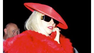 レディー・ガガ、恋人の元カノからの電話で食事を邪魔されてブチ切れ