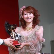 安めぐみ、ミラ・ジョヴォヴィッチが着用した衣装で幸せ全開!武藤、蝶野も「すげえ体だな!」と大喜び!