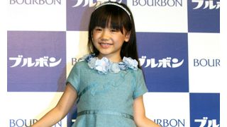 芦田愛菜、新CMでお菓子の国のお姫様に!?「クッキーの家を屋根から食べてみたい」