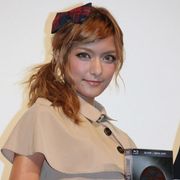 ローラ、あこがれの恐竜と対面して大満足!?ぺロリ舌出しにデーブ・スペクター「前世はトカゲだったかもね」