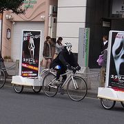『スクリーム』の殺人鬼が人気PR番組へオマージュ? 全力で坂を「下りる」ゴーストフェイスのユニーク宣伝活動!