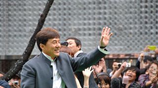 ジャッキー・チェンが沿道のファンへ投げキッス!華やかに東京国際映画祭開幕!