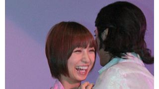 AKB48篠田麻里子にセクスィー部長・沢村一樹が乱入しハグ!会場の女子は思わずみんな腰砕け!?