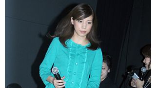 仲里依紗、ド派手ファッションで登場!「元気のない日本を元気づけたい!」