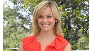 カリフォルニアで販売禁止のヘビ革のハンドバッグを持ち歩くリース・ウィザースプーン　動物愛護団体が厳しく批判