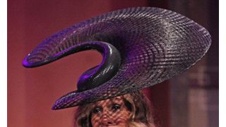 ガガもまっさお！サラ・ジェシカ・パーカー、まるで衛星アンテナ？斬新＆インパクトのありすぎる帽子姿を披露