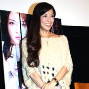 川島なお美、網タイツがまぶしい美脚を堂々披露!50歳とは思えない見事なホットパンツスタイル!