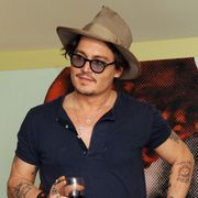 ジョニー・デップ禁煙を断念!プライベートジェットを好む理由は「喫煙できるから」と明かす