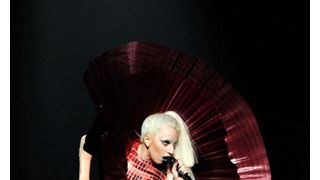 レディー・ガガ、新作衣装のモチーフはパラボラアンテナ!月面に降り立つかのようなステージングを披露!