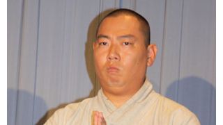 沖縄帰りのレギュラー松本、南国できたえた!?華麗なけりが決まらず、「耳に砂が入ってた?」とツッコミ!