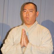 沖縄帰りのレギュラー松本、南国できたえた!?華麗なけりが決まらず、「耳に砂が入ってた?」とツッコミ!