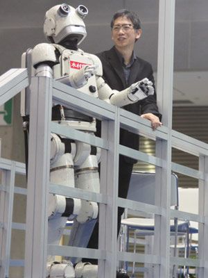 『ウォーターボーイズ』矢口監督最新作・ロボジーがロボット展に凱旋！会場のロボ好きの子どもは熱いまなざし!!