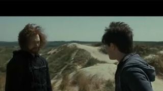 『ハリポタ』完結編から未公開シーン「貝殻の家」の一部が解禁!ロン&ハーマイオニーが仲良く変装!?-初公開映像