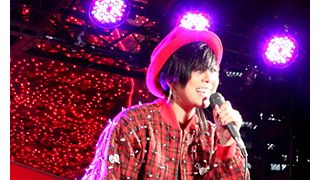 AIが有楽町にサプライズ登場！赤いクリスマスイルミネーションの下パワフルな歌声を披露！