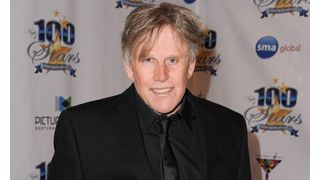 最もセクシーじゃない男ゲイリー・ビューシイ、空港で女性を押しのけて転ばせ、訴えられる